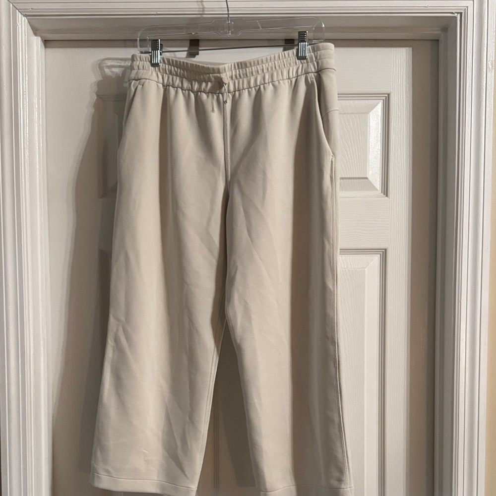 Lululemon Soft Streme Cropped Cream Joggers